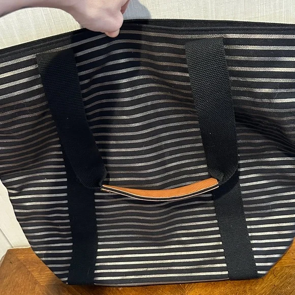 Bath and body works black and gold tote & matching pouch - Picture 2 of 10